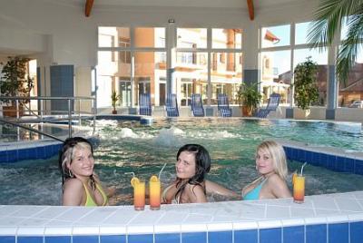 Aqua Spa Wellness Hotel Cserkeszoloの屋内プールとジャグジー - ✔️ Aqua Spa Hotel**** Cserkeszőlő - チェルケス－ル－にある格安のスパホテル